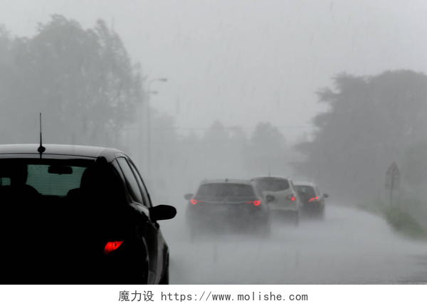 大雨天在高速公路上的汽车强风暴与大雨在路上与汽车能见度低。恶劣天气下驾驶危险的概念.